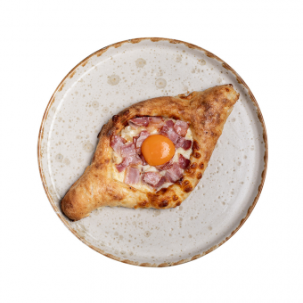 Хачапурі по-аджарськи з беконом